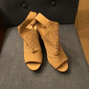 Shoe dazzle 8.5 Sand color Sock shoe